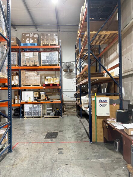 More Photos Of 2847 John Deere Dr, Knoxville Light Distribution For Lease
