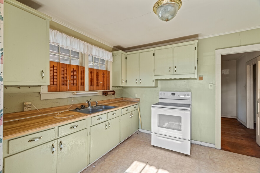More Photos Of 902 Court St, Waynesboro Flex For Sale
