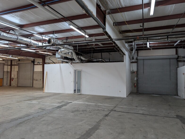 More Photos Of 1052-1060 Endeavor Ct, Nokomis Warehouse For Lease