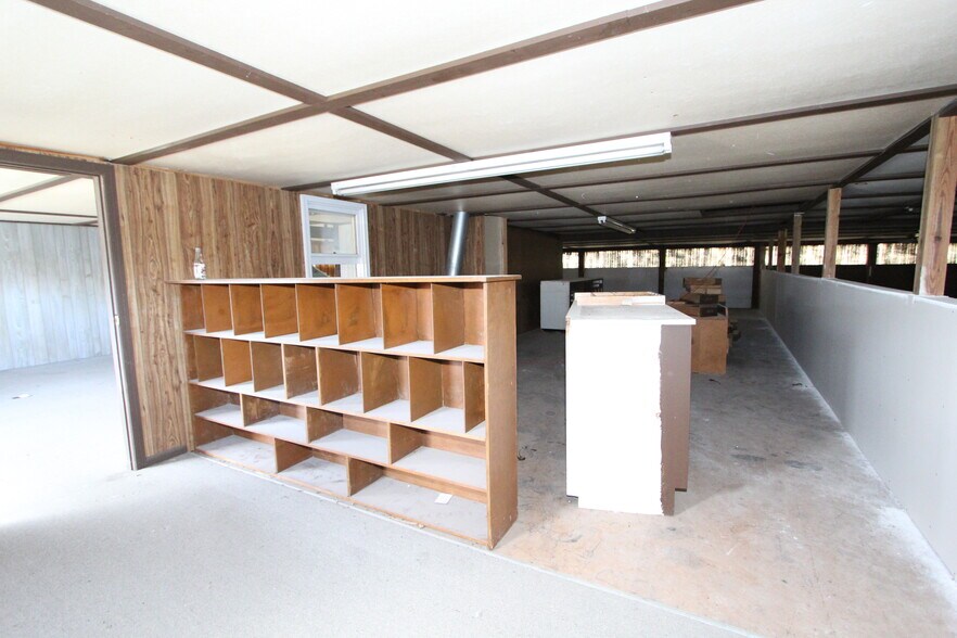 More Photos Of 110 Creekview Dr, Battle Creek General Retail For Sale