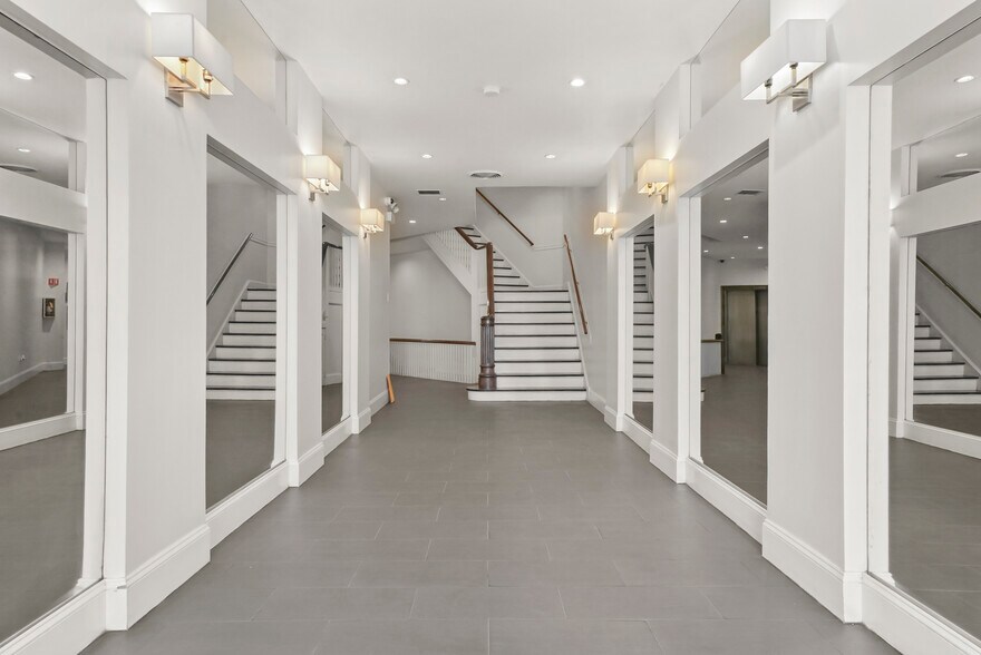 More Photos Of 1000 N Milwaukee Ave, Chicago Loft Creative Space For Lease