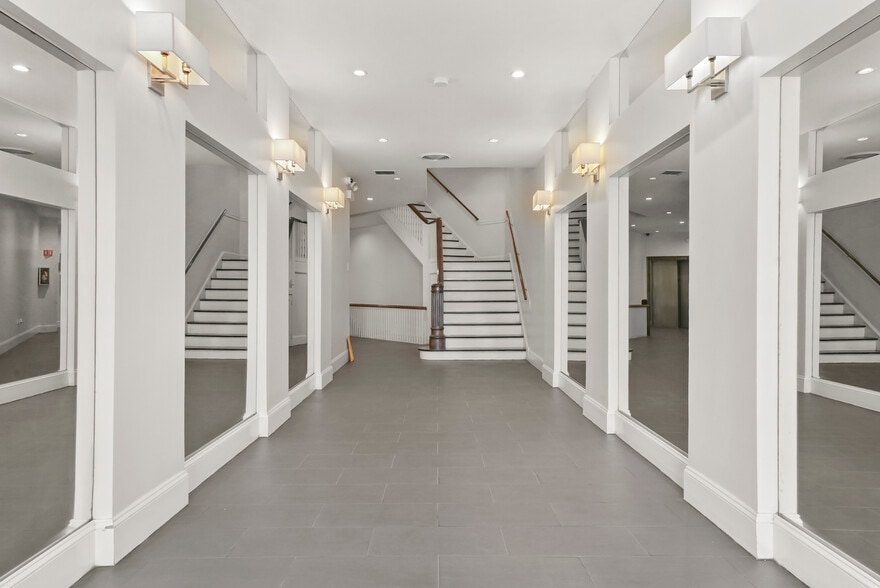 More Photos Of 1000 N Milwaukee Ave, Chicago Loft Creative Space For Lease