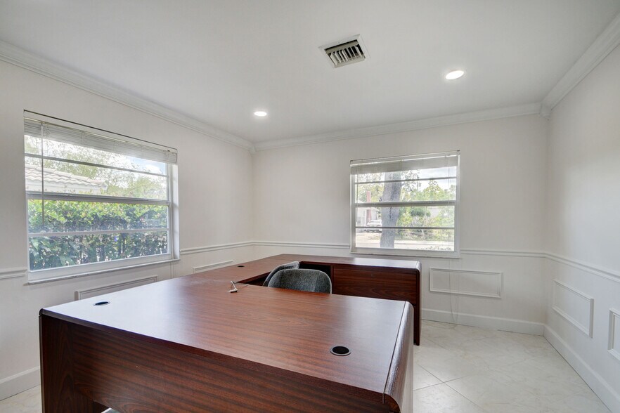 More Photos Of 830 N Federal Hwy, Lake Worth Office For Lease