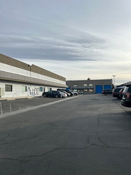 More Photos Of 3975 W Quail Ave, Las Vegas Warehouse For Lease