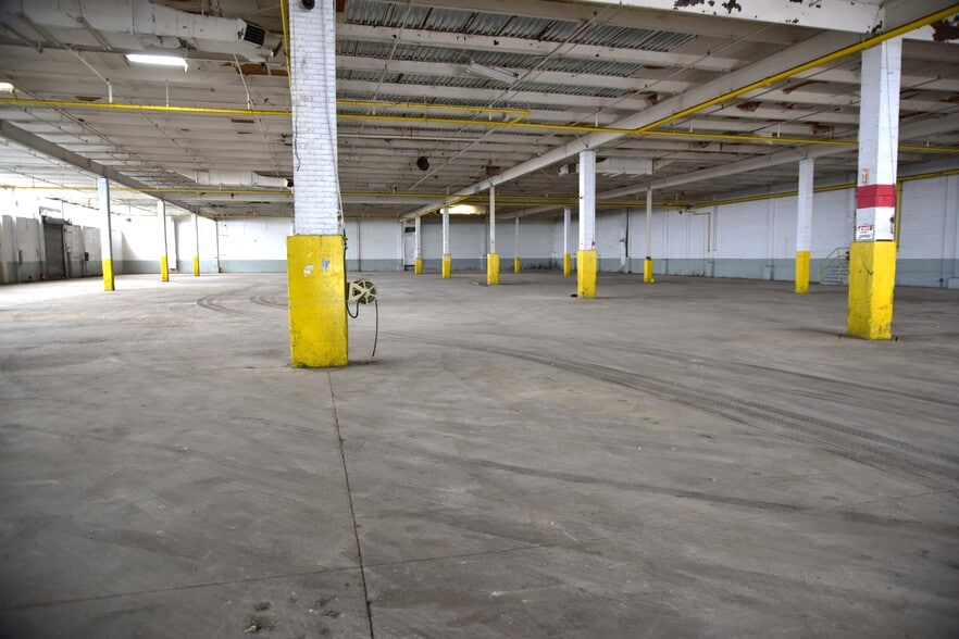 More Photos Of 1275 Oak Point Ave, Bronx Warehouse For Lease