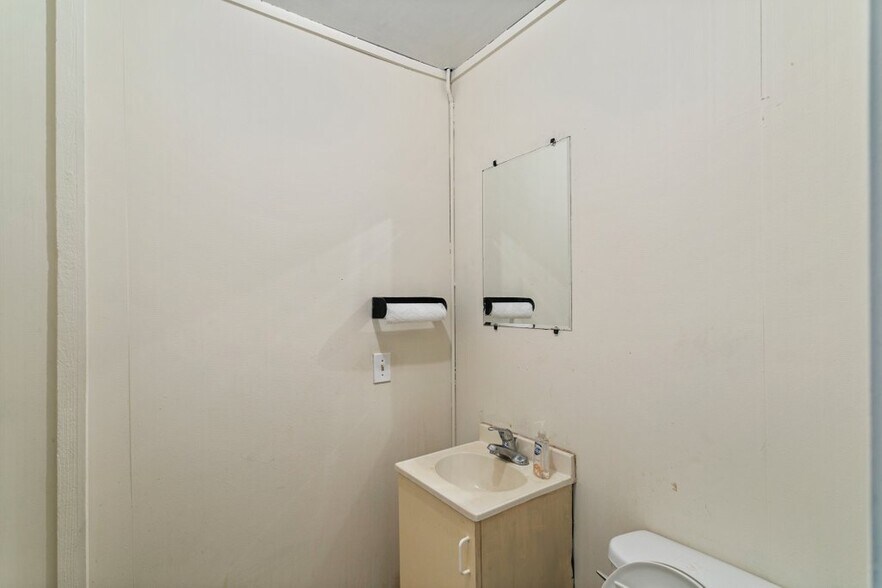 More Photos Of 327-345 E Bay St, Jacksonville Office For Lease