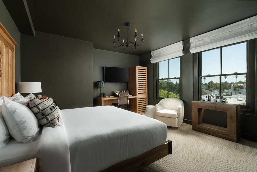 More Photos Of 527-537 State St, Santa Barbara Hotel For Lease