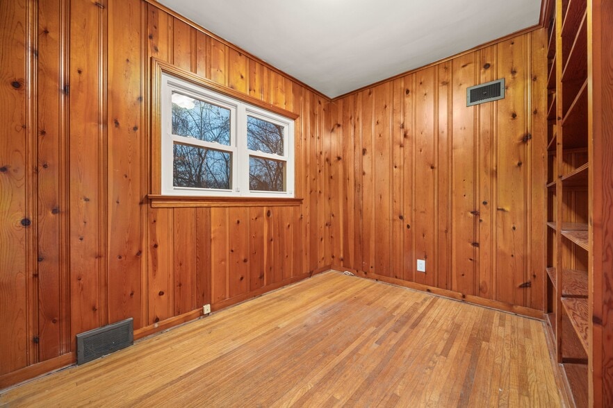 More Photos Of 704 E 9th St, Lockport Medical For Lease