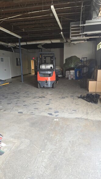 More Photos Of 602-604 E Davis St, Grand Prairie Light Manufacturing For Sale