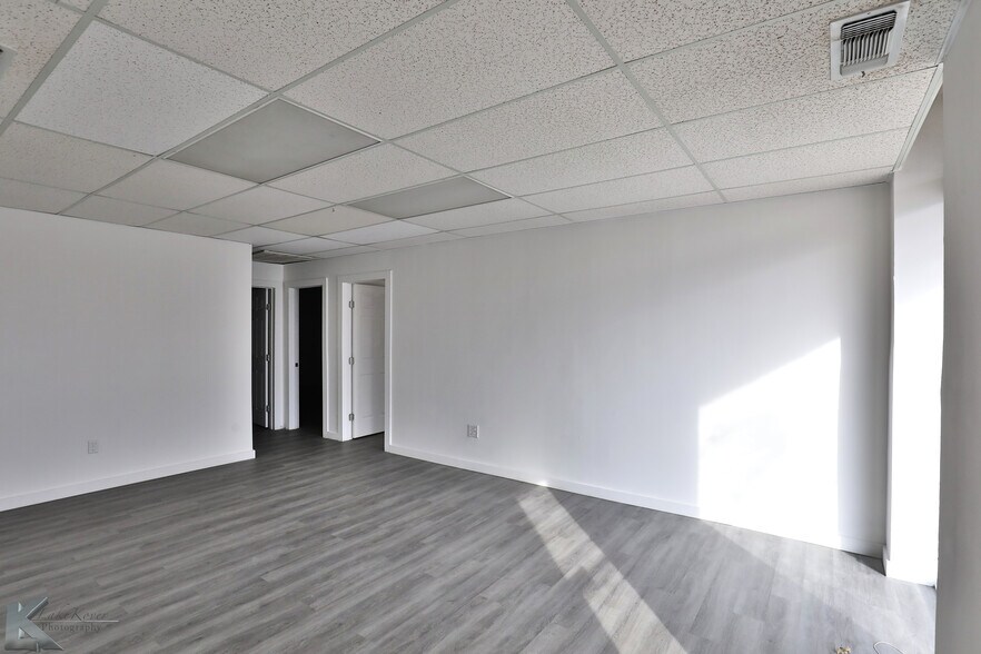 More Photos Of 411 E South 11th St, Abilene Warehouse For Lease