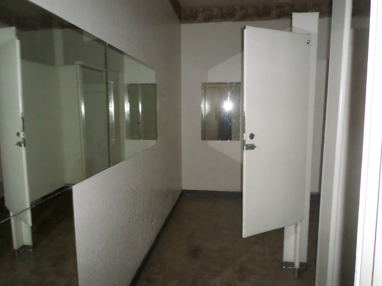 More Photos Of 5832 W San Miguel Ave, Glendale General Retail For Lease