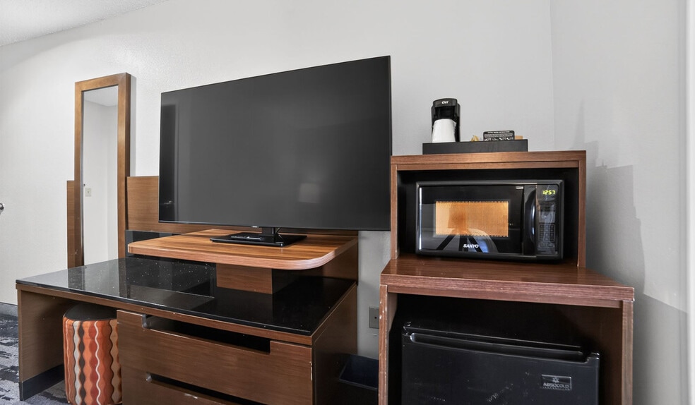 More Photos Of 1945 W Southwest Loop 323, Tyler Hotel For Sale