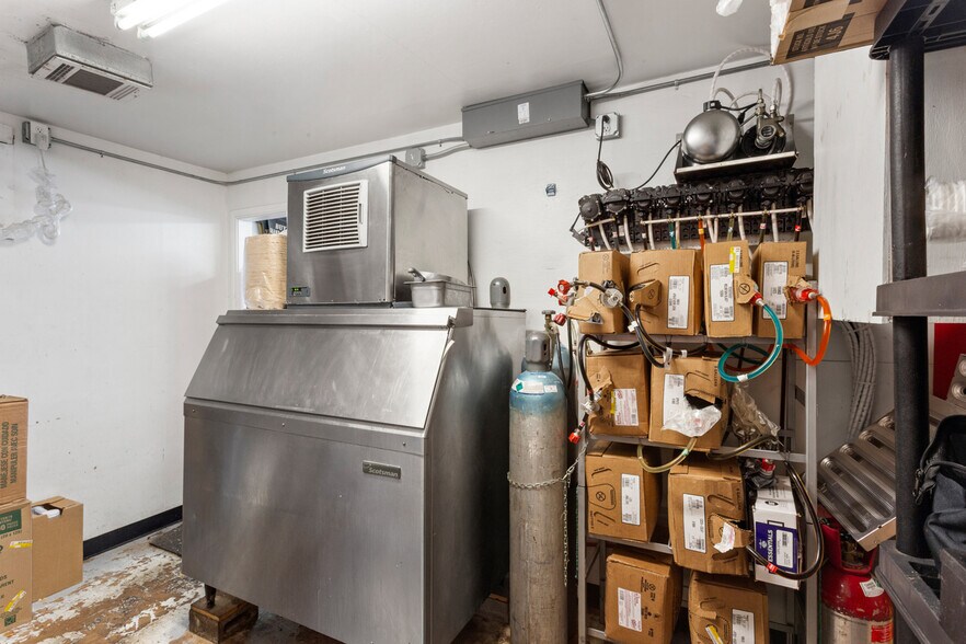 More Photos Of 1300 S Gordon St, Alvin Fast Food For Sale