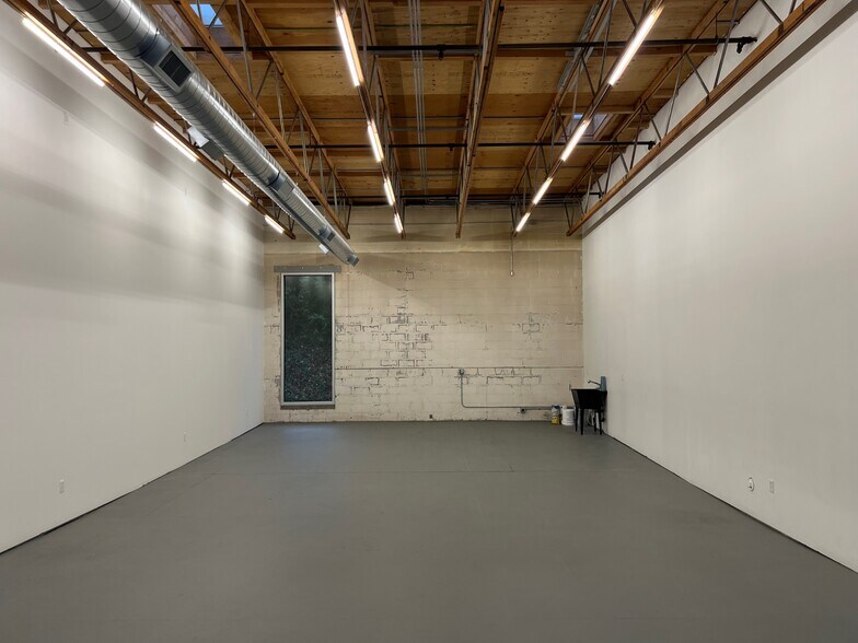 More Photos Of 100 NE Farragut St, Portland Light Manufacturing For Lease