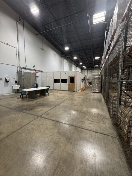 More Photos Of 880 N Wood Dale Rd, Wood Dale Warehouse For Lease