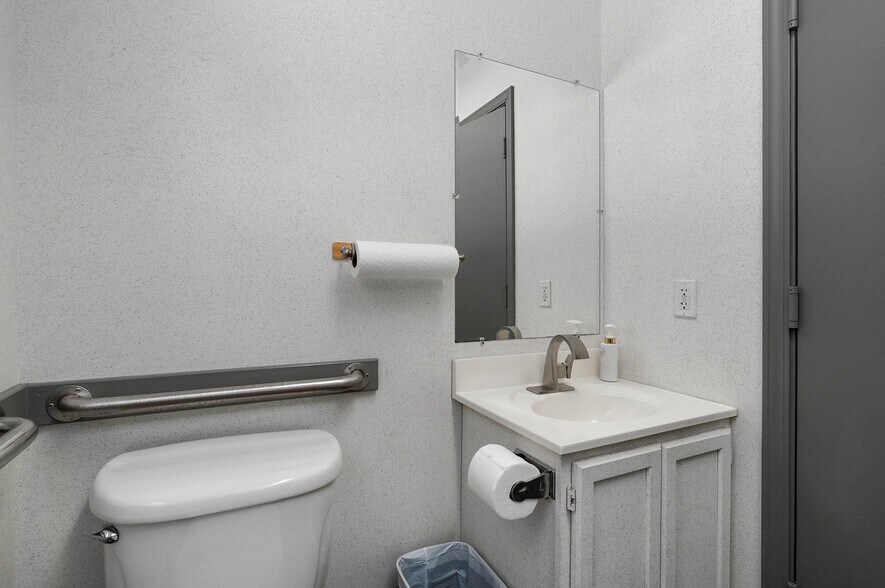 More Photos Of 3560 E Evergreen St, Springfield Office For Sale