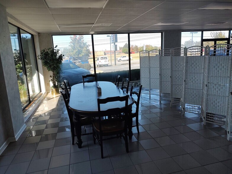 More Photos Of 1210 Madison St, Shelbyville Freestanding For Lease