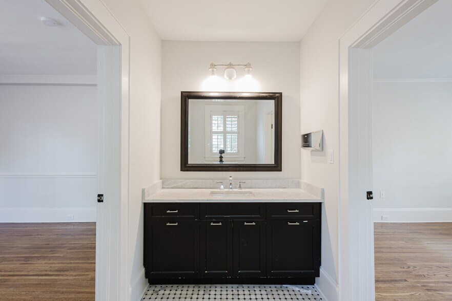 More Photos Of 1814 Euclid Ave, Charlotte Office For Lease