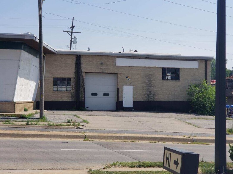 More Photos Of 1015 State Ave, Kansas City Showroom For Sale