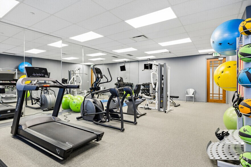 More Photos Of 8910 Purdue Rd, Indianapolis Office For Sale