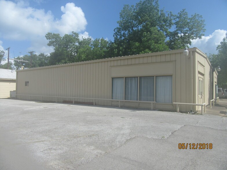 More Photos Of 205 NE Loop 230, Smithville Warehouse For Lease