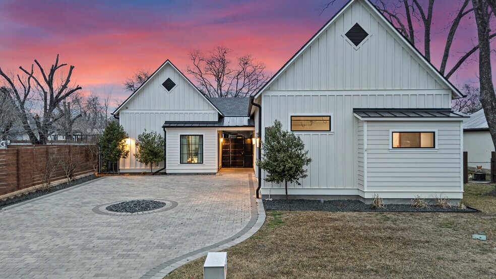More Photos Of 106 E College St, Fredericksburg Specialty For Sale