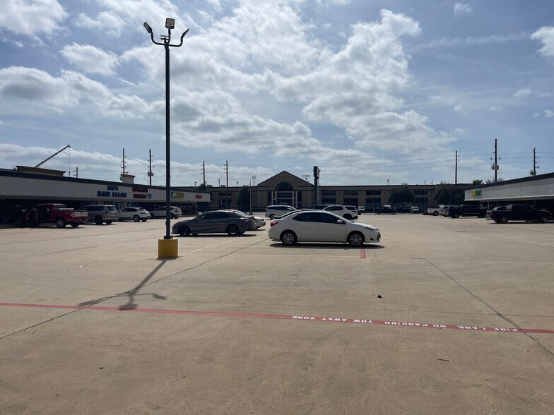 More Photos Of 701 E Main St, Tomball Storefront For Lease