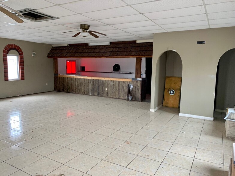 More Photos Of 2205 S Garrison Ave, Carthage Restaurant For Sale