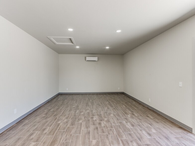 More Photos Of 18608 NE 23rd St, Harrah Light Distribution For Lease