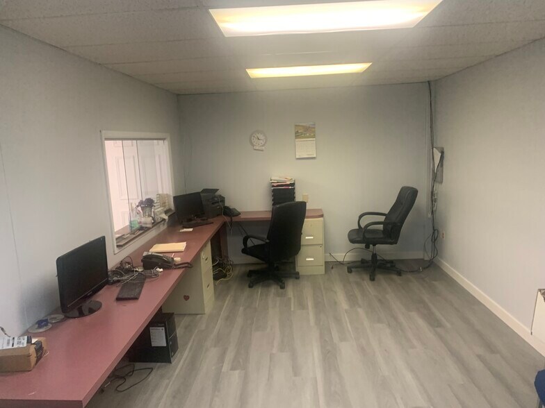 More Photos Of 8 Quakerbridge Plz, Hamilton Office For Sale