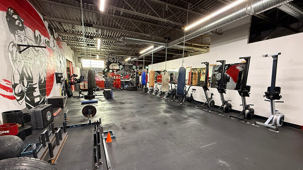 More Photos Of 104 King Edward St E, Winnipeg Showroom For Lease