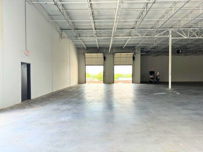 More Photos Of 120 Business Pk Dr, Hudson Oaks Warehouse For Lease
