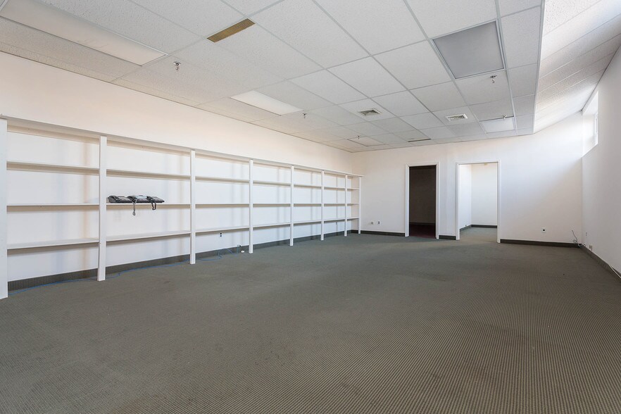 More Photos Of 17-21 Glen St, Glen Cove Storefront Retail Office For Lease