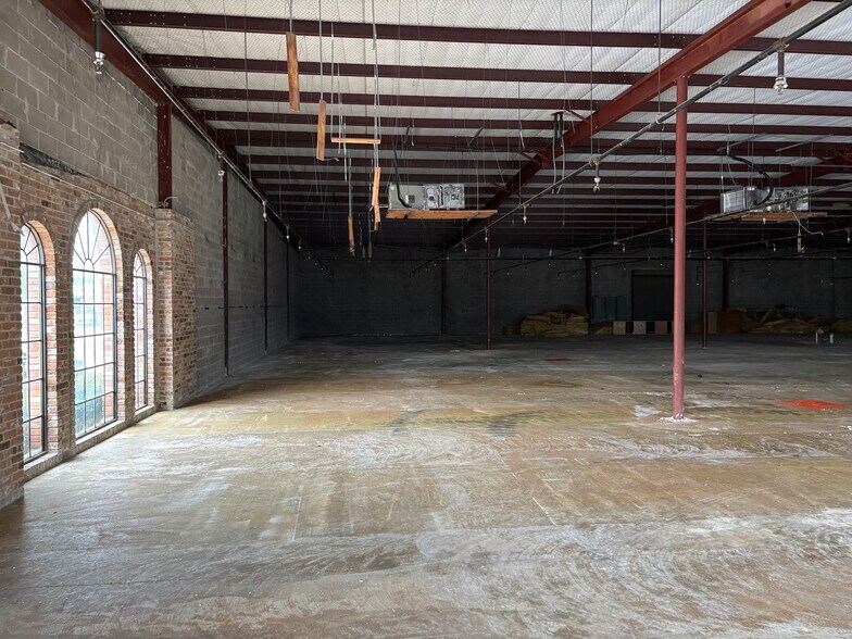 More Photos Of 201 N Pacific St, Conroe Freestanding For Lease
