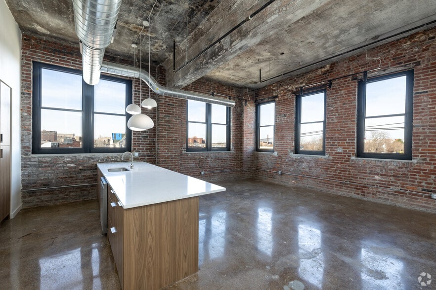 More Photos Of 3041-3043 Locust St, Saint Louis Apartments For Lease