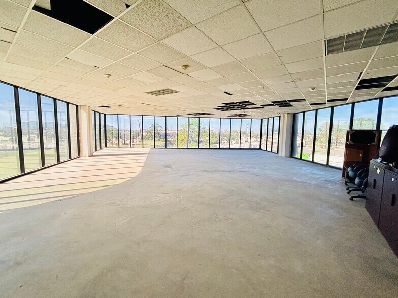 More Photos Of 6100 Corporate Dr, Houston Office For Sale