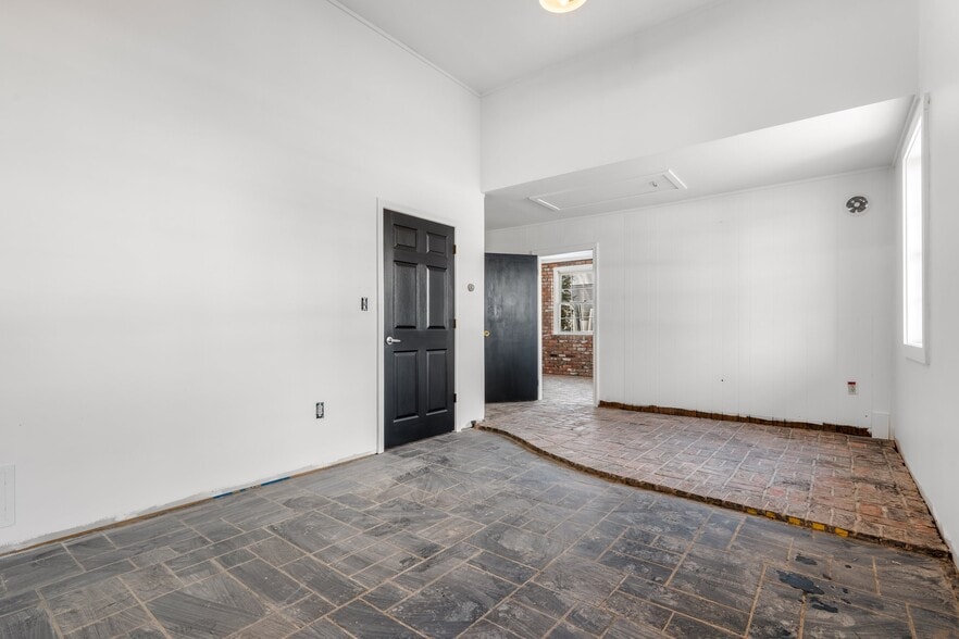 More Photos Of 894 Lafayette Rd, Seabrook Warehouse For Lease