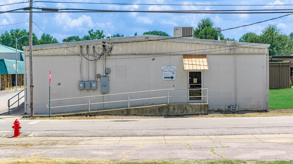 More Photos Of 20 Town Sq, Greenwood Health Club For Sale