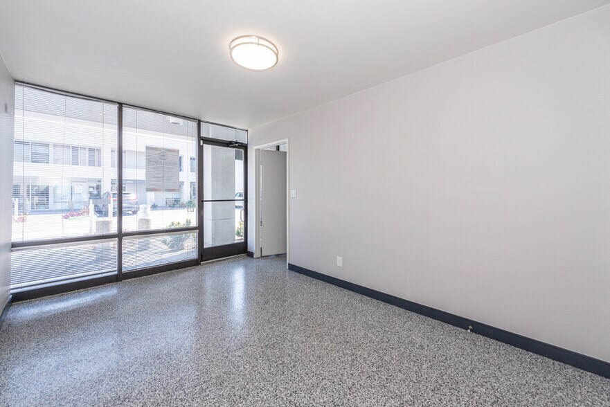 More Photos Of 711 W 17th St, Costa Mesa Light Manufacturing For Lease