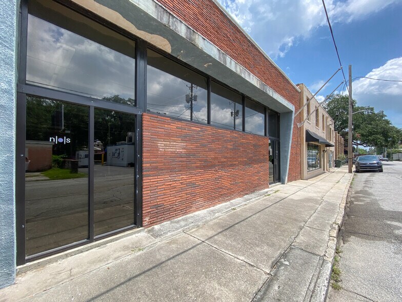 More Photos Of 120 E 42nd St, Savannah Bar For Lease