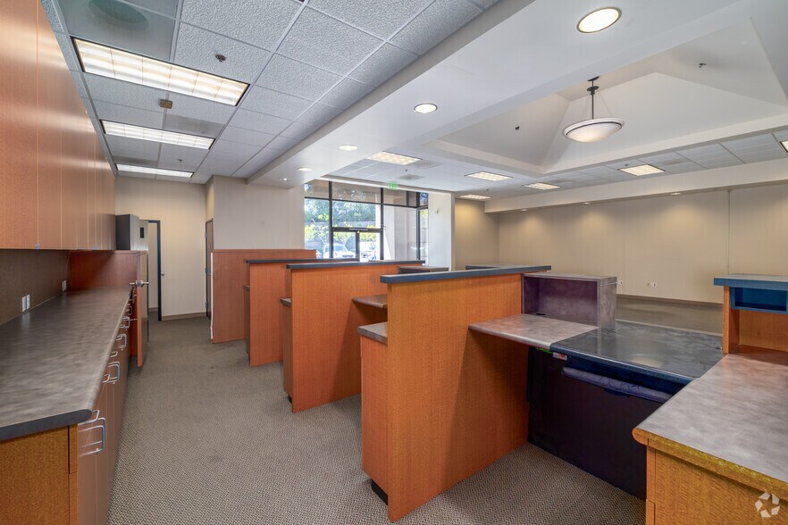 More Photos Of 640 Hacienda Dr, Vista Storefront For Sale