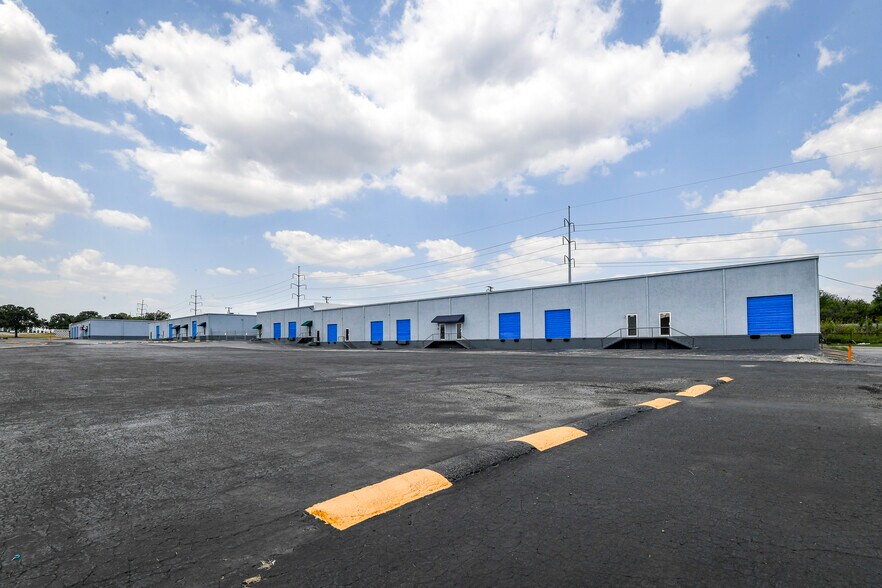 More Photos Of 5721 E Rosedale St, Fort Worth Unknown For Lease