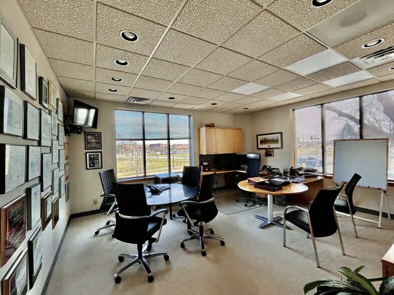 More Photos Of 122 S County Farm Rd, Wheaton Medical For Lease