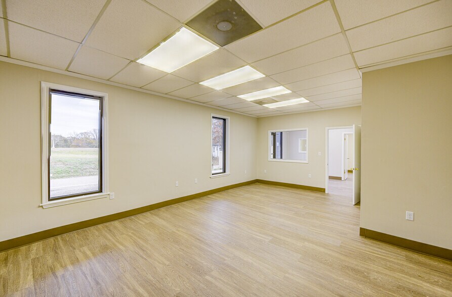 More Photos Of 6889 Paxton Rd, Vicksburg Office For Sale