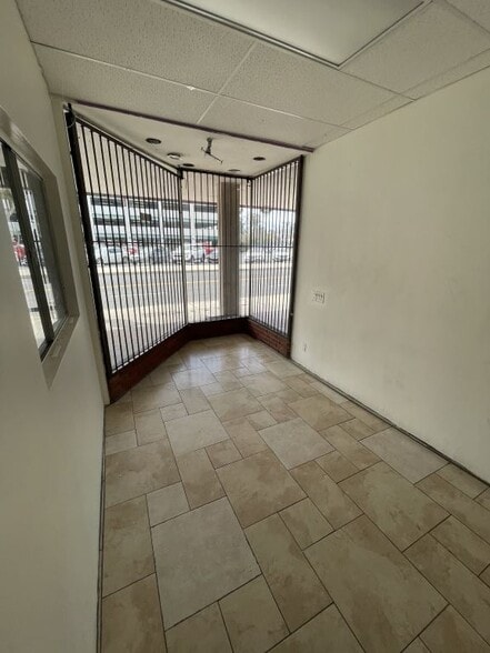 More Photos Of 6450 Bellingham Ave, North Hollywood Storefront Retail Office For Sale