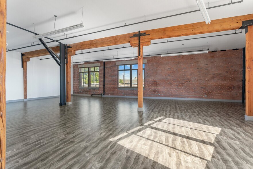 More Photos Of 2079 E 15th St, Los Angeles Flex For Lease