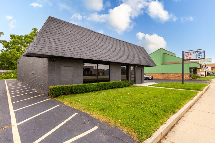 More Photos Of 2580 Dixie Hwy, Waterford Freestanding For Sale
