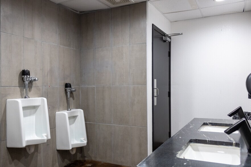 More Photos Of 326 N Chaparral St, Corpus Christi Freestanding For Sale