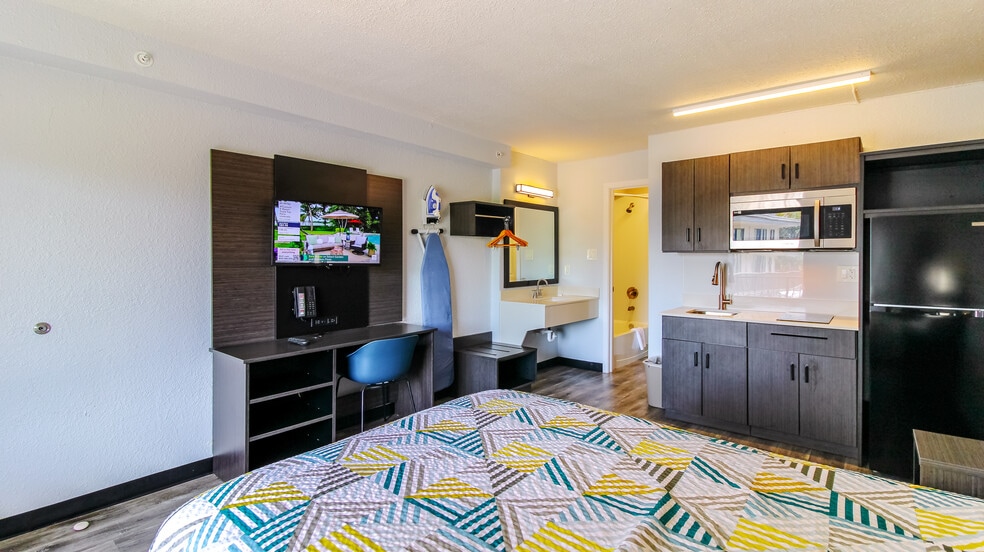 More Photos Of 110 E Highway 6, Alvin Hotel For Sale