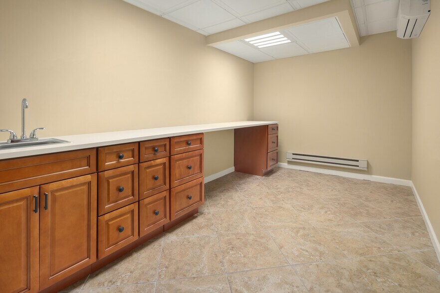 More Photos Of 1145 Bordentown Ave, Parlin Medical For Lease